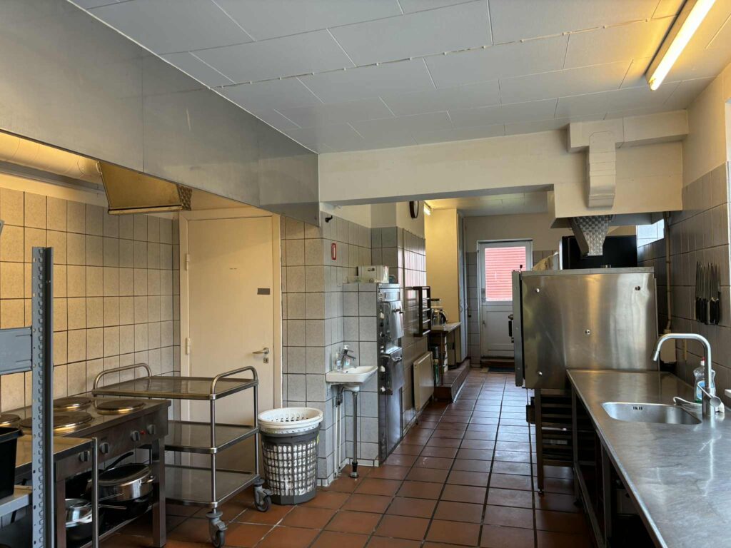 Industrikøkken med fliser og rustfrit stål