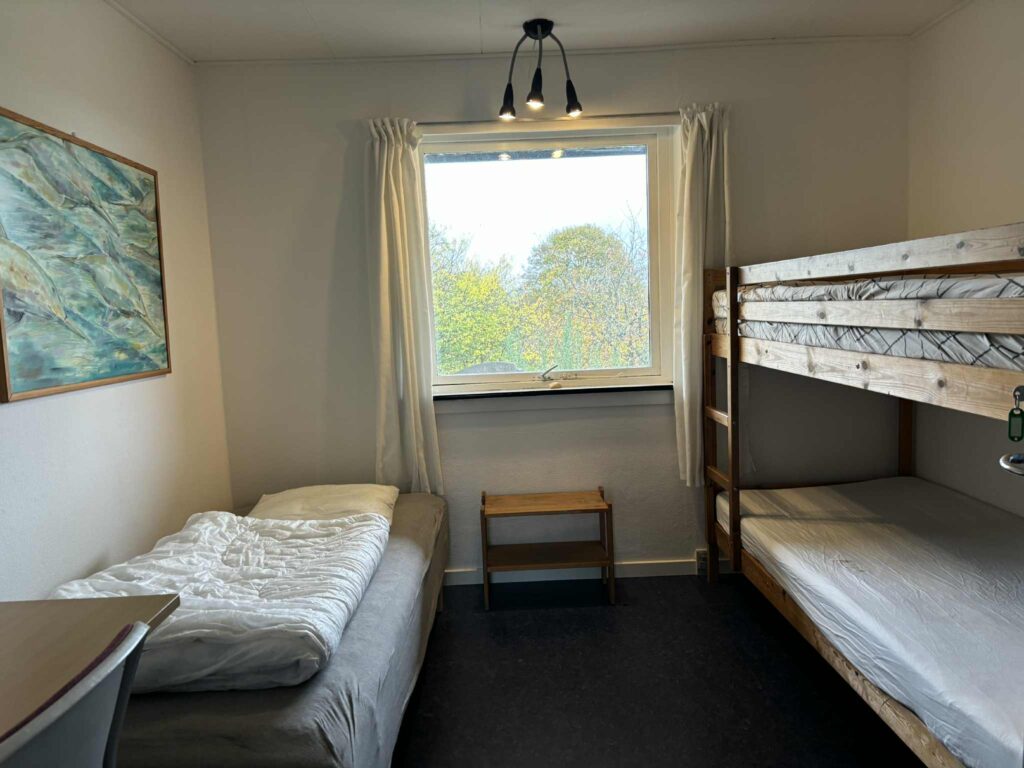 Værelse med køjeseng og enkeltseng og udsigt fra vinduet